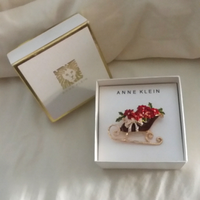 Anne Klein Christmas Sleigh Pin Gold-Tone Faux Diamonds Pave Poinsettias 25$